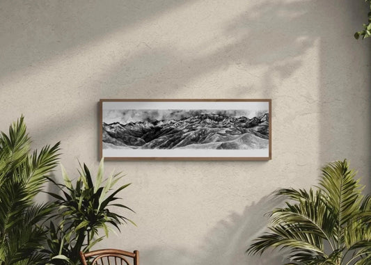 Peinture en noir et blanc à l encre de chine de la vue depuis le pic de bacanère dans les Pyrénées, proche de la frontière espagnole. Ce tirage d art de 20 par 60 cm en noir et blanc est encadré dans un salon lumineux et chaleureux, entouré par les plantes il ajoute une touche de sophistication à cet espace naturel et cosy.