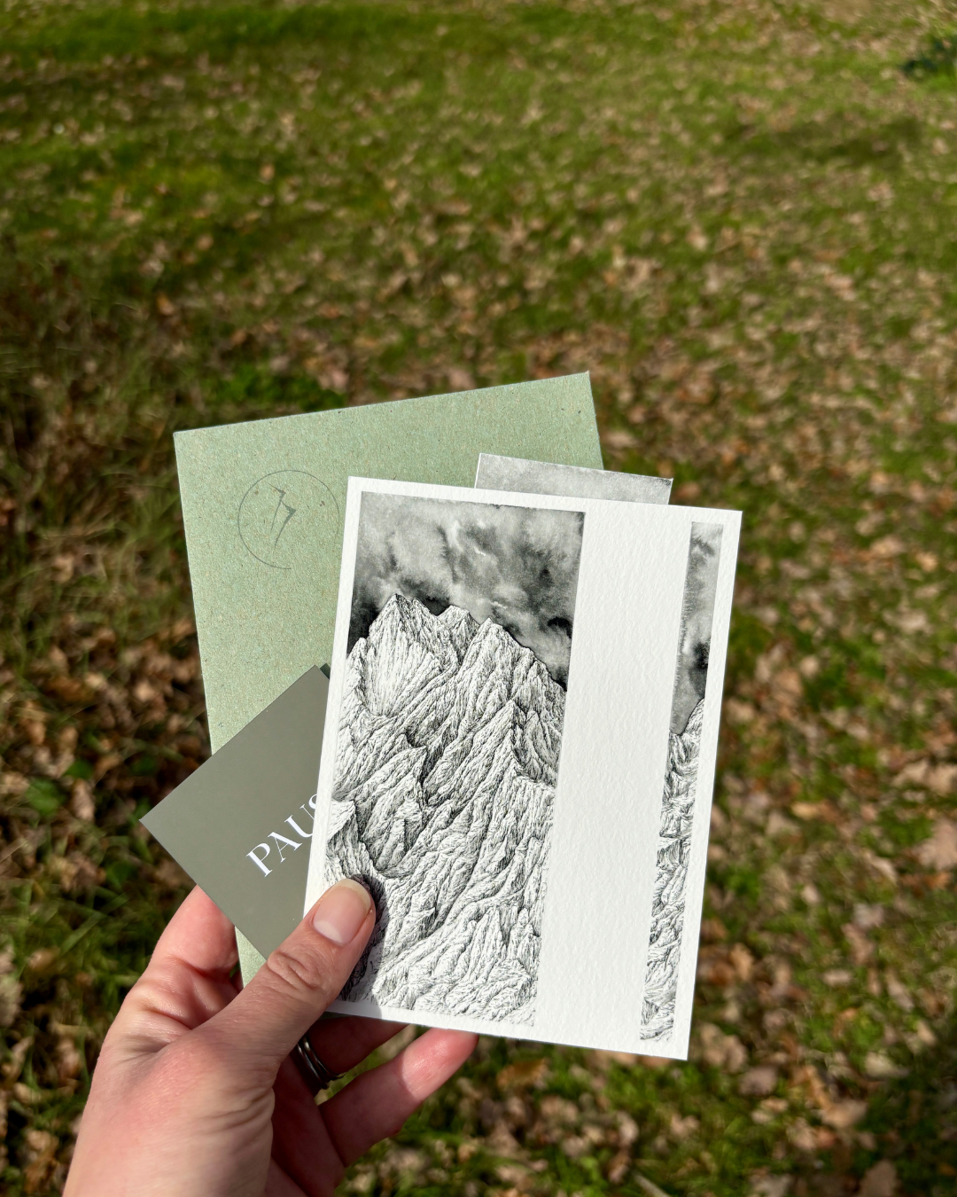 extrait de la correspondance à l'encre des cimes du mois de février 2026 avec un focus sur le tirage d'art de ce mois, on peut apercevoir la carte d'intention ainsi que l'enveloppe