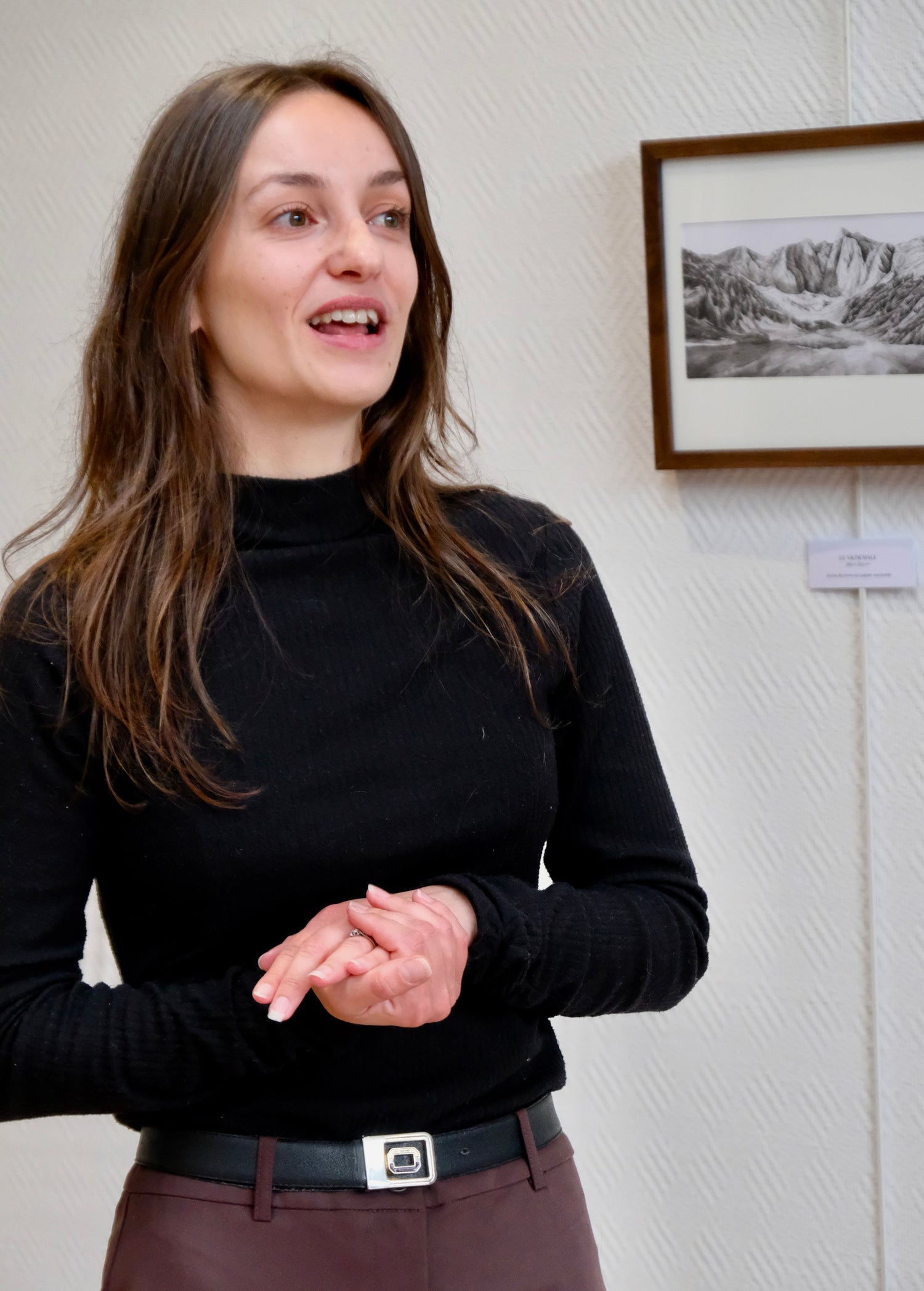 Photographie de Coline Pratviel lors du vernissage : les Pyrénées à l'encre de chine, exposition réalisée à Aspet (31) d'avril à mai 2026