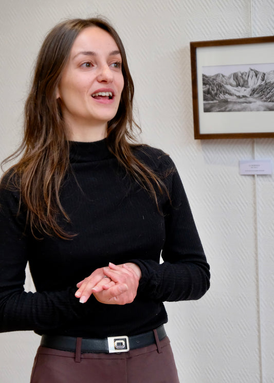Photographie de Coline Pratviel lors du vernissage : les Pyrénées à l'encre de chine, exposition réalisée à Aspet (31) d'avril à mai 2026