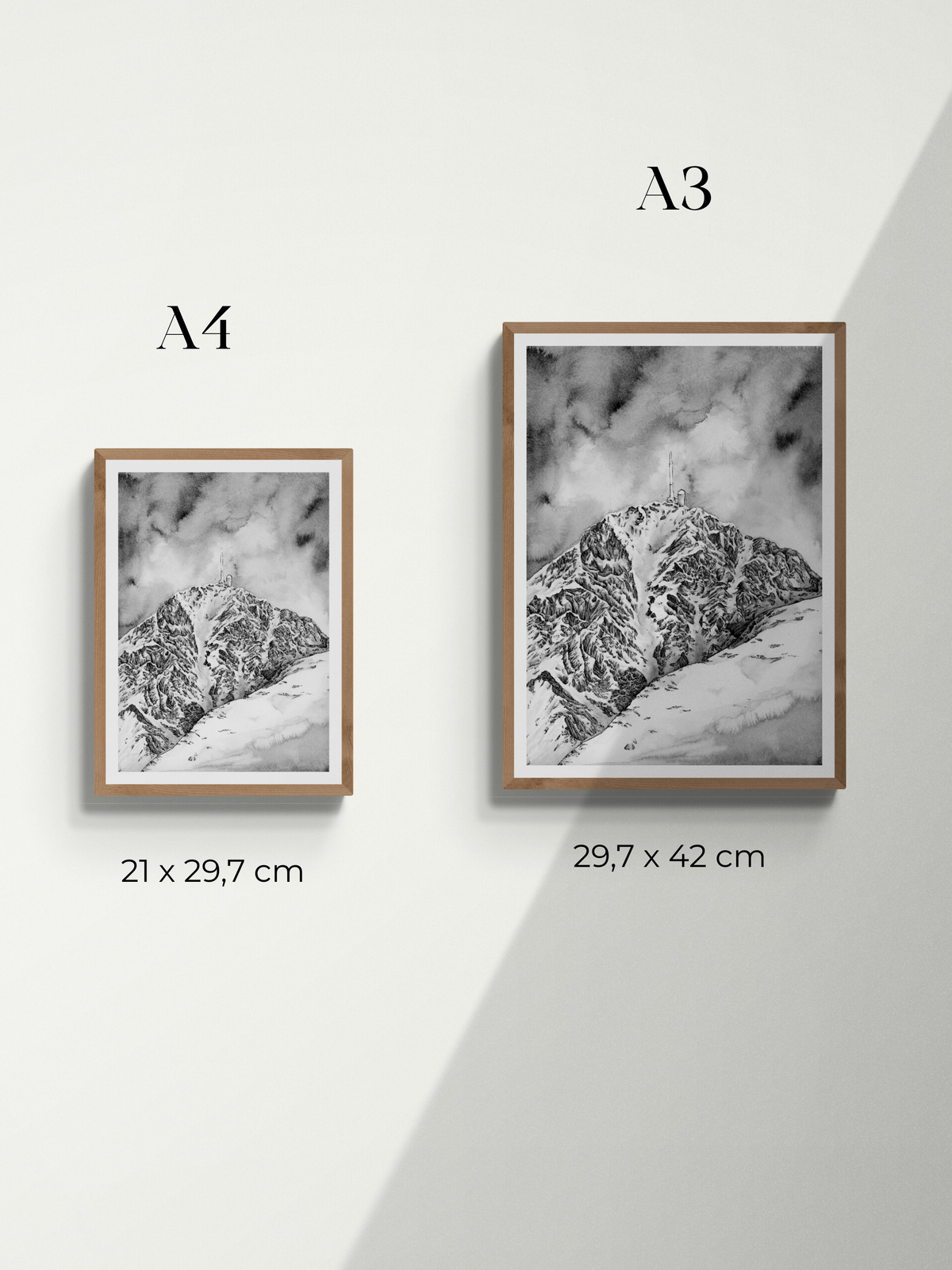 Tirage d art du Pic du Midi de Bigorre dans les Pyrénées au format A4 ou A3, la reproduction en tant que tirage d art est affichée sur un mur avec la description et la comparaison des tailles