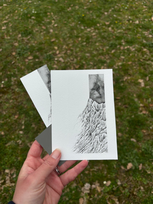 Tirage d'art de l'édition de mars de la correspondance à l'encre des cimes de montagnes peintes à l'encre de chine, cette montagne dépasse de son cadre 