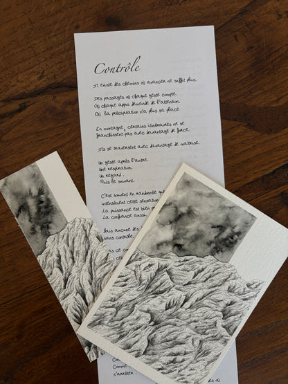 Cette image présente une partie du contenu de la correspondance à l'encre des cimes réalisées par Coline Pratviel, on peut voir sur une table en bois un extrait de la lettre du mois, le tirage d'art de montagne représentant le sentiment de contrôle au format 10x15 cm ainsi que le marque page
