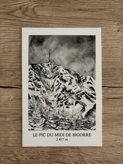 Ce troisième tirage fine art de cette série de tirages des Pyrénées représente le Pic du midi de Bigorre et sa forêt, on peut aussi apercevoir sur le haut de la montagne la bien connue antenne du Pic. Ce tirage en noir et blanc issu de la peinture originale du Pic du Midi de bigorre est encadré par des bordures blanches ajoutant un effet polaroid à la montagne. En dessous de la représentation de ce sommet se trouve le nom de la montagne ainsi que son altitude.