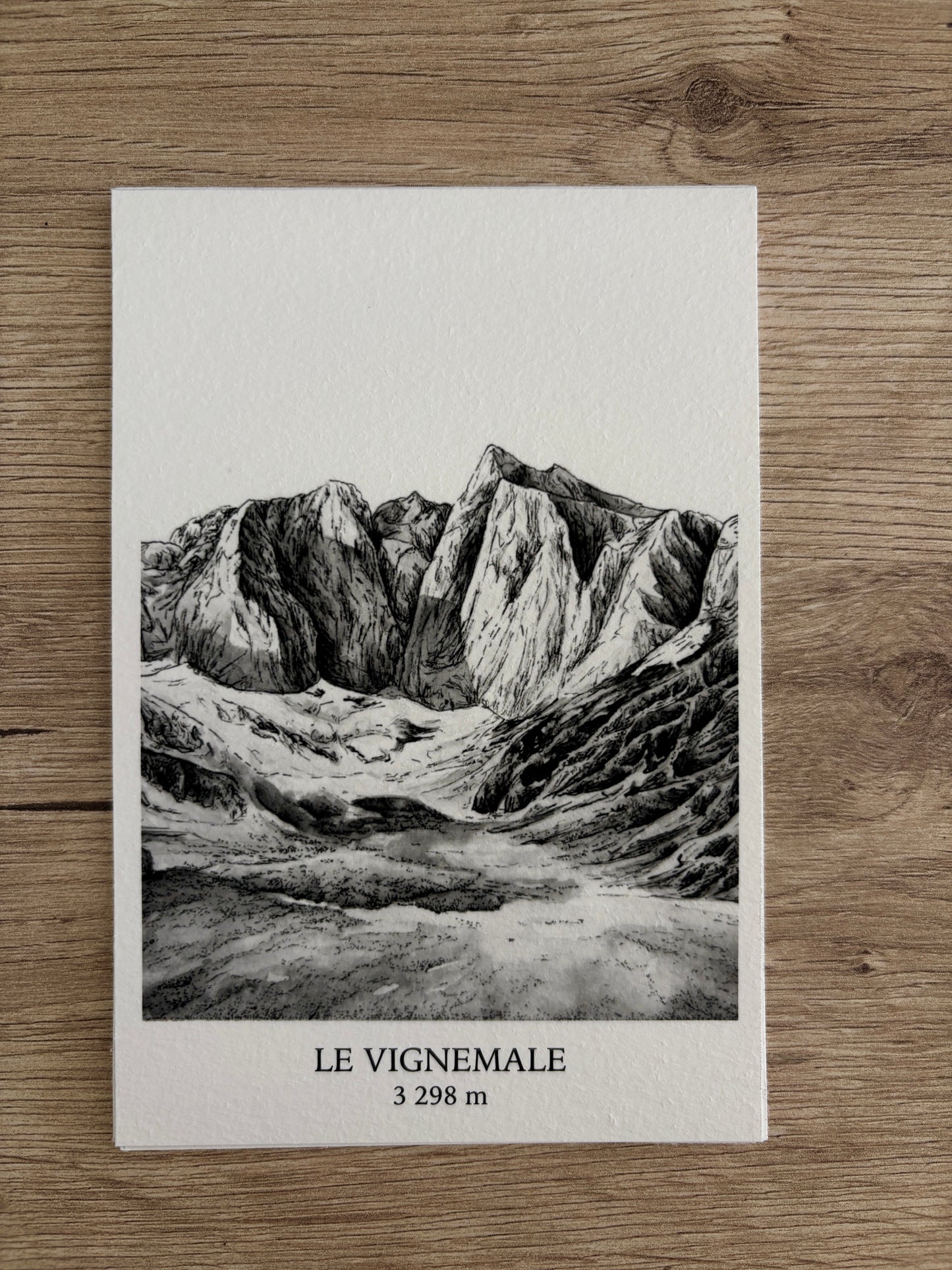 Mini tirage fine art de 10 par 14,8cm issu de ma peinture originale du Vignemale, sommet emblématique des Pyrénées Françaises. Cette peinture en noir et blanc fait un focus sur la roche de cette montagne et découvre la vallée. La peinture est encadrée de bordures blanches type polaroid, en dessous de la représentation du Vignemale se trouve le nom de la montagne ainsi que sa hauteur