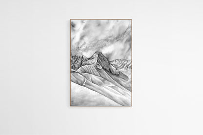 Peinture du col et de la montagne du Tourmalet dans les Pyrénées à l'encre de chine, peinture encadrée dans un cadre fin en bois sur un mur blanc 