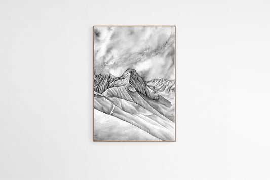 Peinture du col et de la montagne du Tourmalet dans les Pyrénées à l'encre de chine, peinture encadrée dans un cadre fin en bois sur un mur blanc 