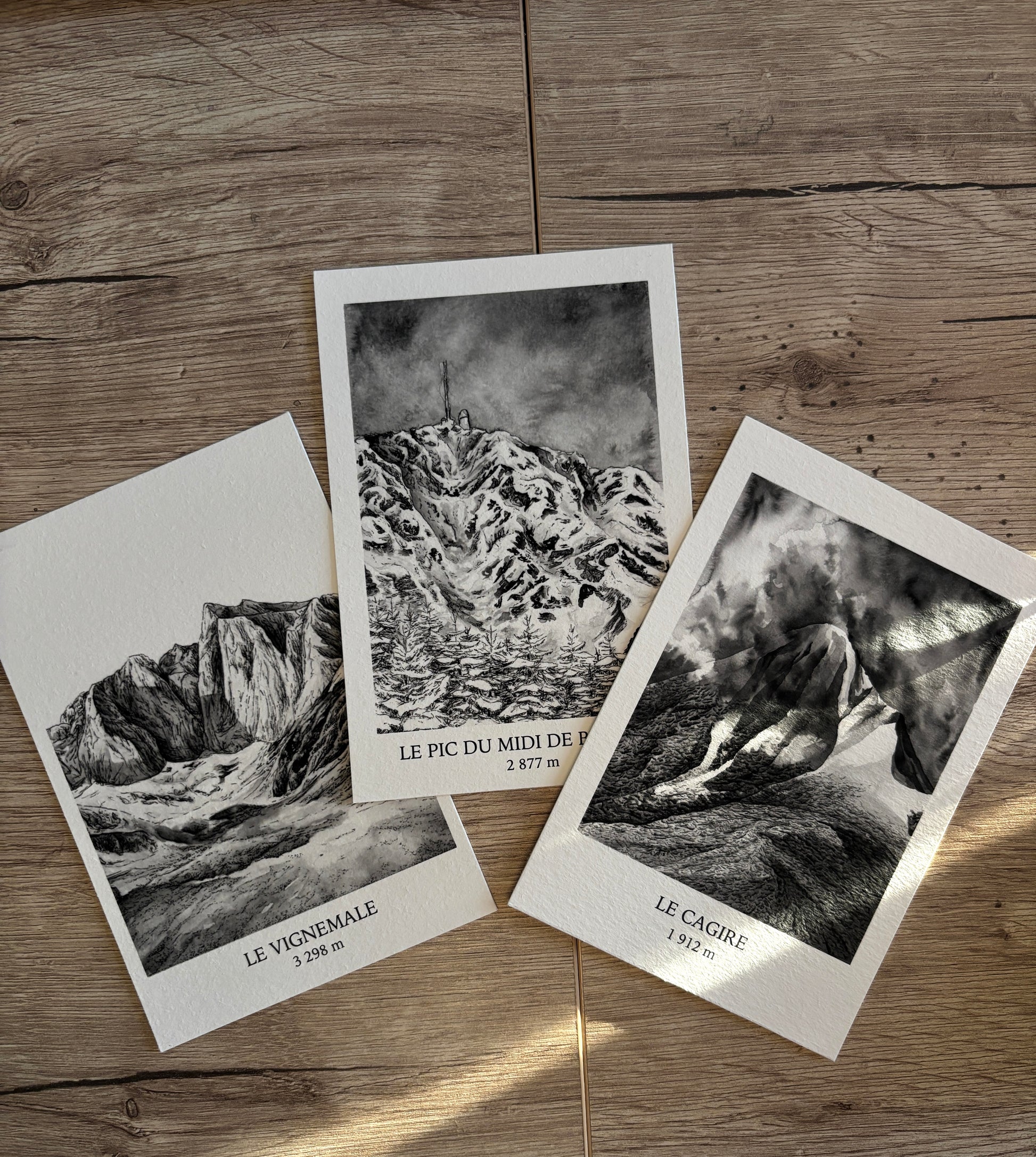 Photo représentant les 3 tirages d'art illustrant des sommets connus des Pyrénées : Le Vignemale, Le pic du Midi de Bigorre et le pic du Cagire. Tirages d'art au format 10x15cm