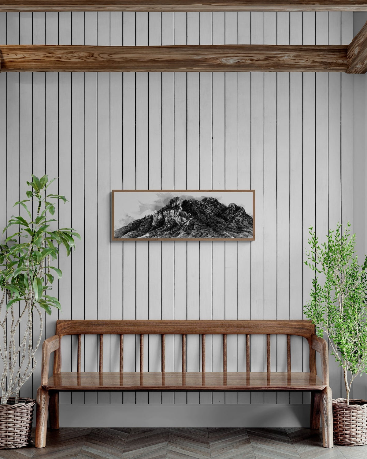 La peinture en noir et blanc peinte à l'encre de chine d'une montagne emblématique de la vallée d'Arbas est encadrée au dessus d'un banc et est entourée d'arbres 