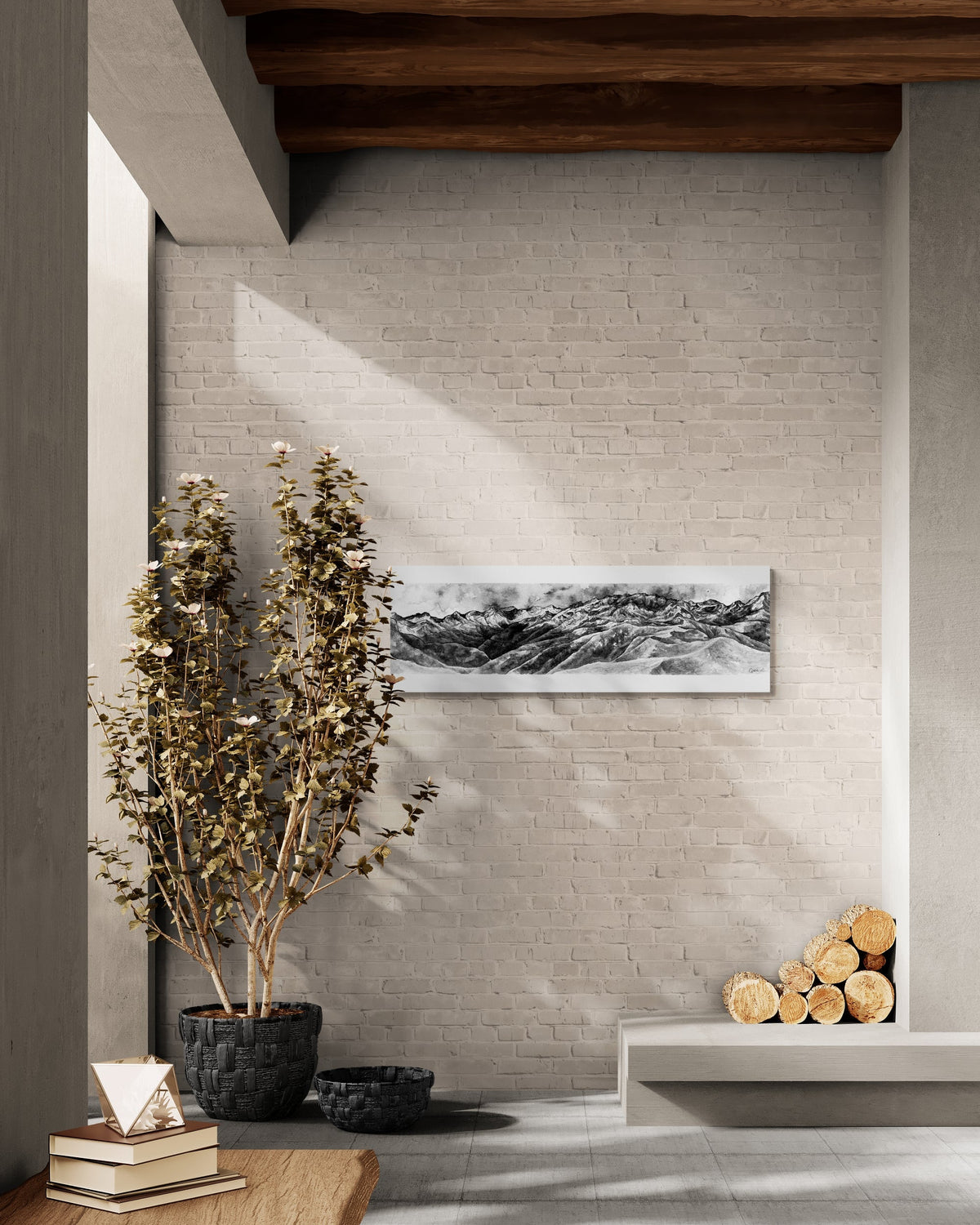 Le panorama depuis le pic du cagire en noir et blanc au format 33 x 95 cm est reproduit sur de l'aluminium rigide et est exposé sur un mur à côté d'une cheminée dans un salon d'inspiration rustique.