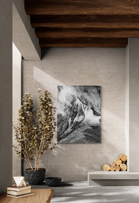 La reproduction du Pic du Cagire en noir et blanc (60 x 80 cm) est reproduite sur de l aluminium rigide et est exposée sur un mur à côté d une cheminée dans un salon d inspiration rustique. Tableau aluminium en noir et blanc, monochrome montagne Pyrénées Françaises.
