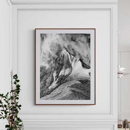 peinture A3 du cagire reproduite en tant que tirage d'art encadré dans un cadre en bois sur un mur avec des mioulages apportant un côté classique et élégant, timeless à cette décoration d'intérieur 