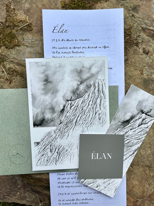 Edition "Elan" de la correspondance à l'encre des cimes réalisée par Coline Pratviel. On peut voir sur cette image le tirage d'art au format 10 x 15 cm du mois, la carte d'intention nommée "élan", le marque-page tiré de l'oeuvre mensuelle ainsi que la lettre manuscrite présentant le tableau, et l'émotion à sa base. L'enveloppe verte avec le logo de la correspondance est posée avec ces différents éléments artistiques sur une pierre naturelle faisant ressentir l'aspect proche de la nature 