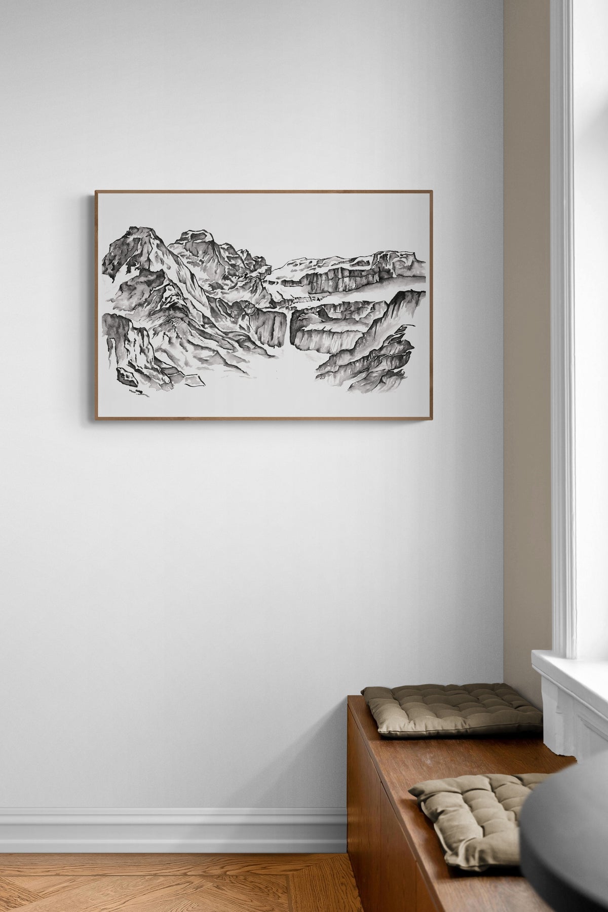 Tirage d art d une peinture en noir et blanc du Cirque de Gavarnie, décoration murale de montagne, peinture montagnes françaises en noir et blanc, format A3, peinture encadrée à-côté d un banc en bois. Cadeau nature, idée cadeau Pyrénées
