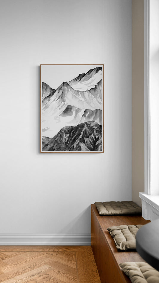 Peinture encadrée du massif du Mont-Blanc au format A3 dans un cadre en bois au dessus d un banc en bois. Montagne des Alpes en noir et blanc reproduite en tirage d art. Cadeau nature pour les amoureux de la montagne et de la randonnée.