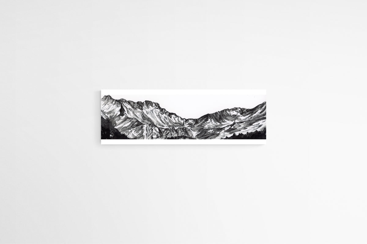 Art mural Panorama du massif du Néouvielle, Chaîne des Pyrénées Françaises. Reproduction peinture de montagne sur de l'aluminium Dibond au format 33 x 95 cm pour une utilisation en décoration murale intérieure et extérieure, l oeuvre d’art est rigide est convient à une utilisation extérieure.