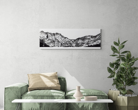Le panorama du massif du Néouvielle est reproduit sur de l aluminium rigide au format 33 x 95 cm et est exposé sur un mur extérieur au-dessus dans un salon de jardin vert et à côté de plantes