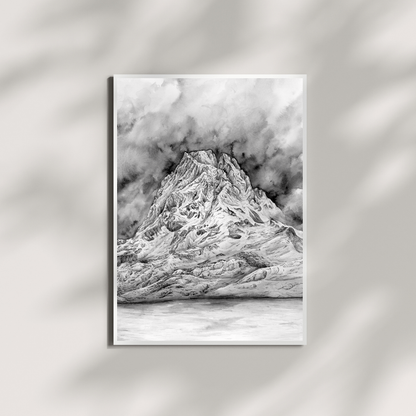 Tirage d'art de la peinture en noir et blanc de l'Ossau, réalisée à l'encre de chine, encadrée dans un cadre blanc sur un mur beige avec des ombres d'arbres légères dessus 