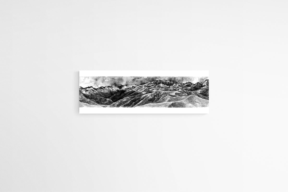 Art mural Panorama depuis le pic de Bacanère au format 33 x 95 cm, Chaîne des Pyrénées Françaises. Reproduction peinture de montagne sur Alu Dibond pour décoration murale intérieure et extérieure, l'oeuvre d’art est rigide est convient à une utilisation extérieure. Le tableau est accroché sur un mur blanc