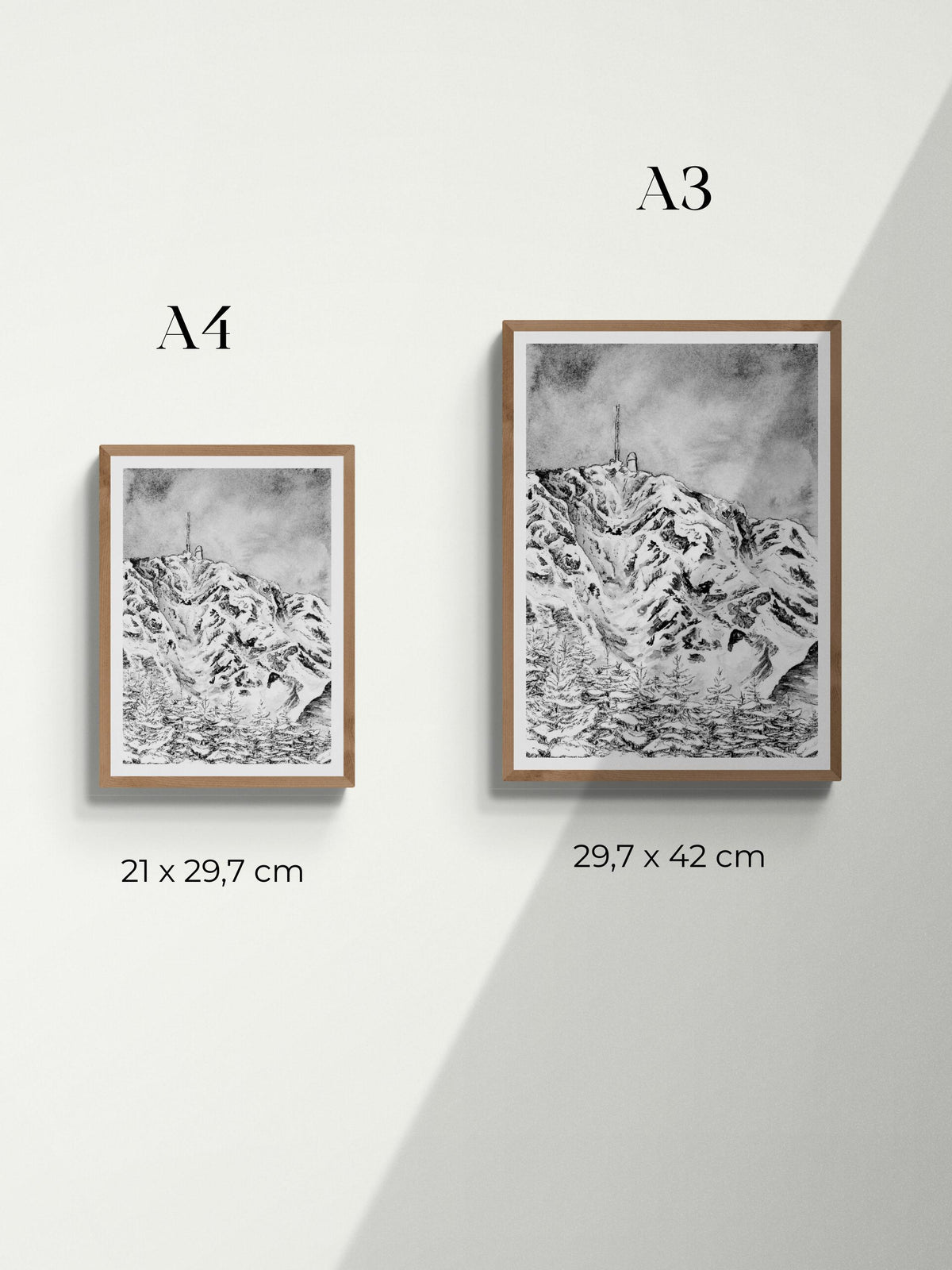 Tirage d art du Pic du Midi de Bigorre dans les Pyrénées au format A4 ou A3, la reproduction en tant que tirage d art est affichée sur un mur avec la description et la comparaison des tailles.