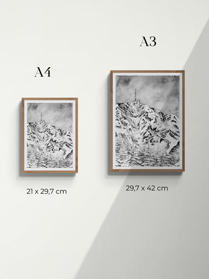 Tirage d art du Pic du Midi de Bigorre dans les Pyrénées au format A4 ou A3, la reproduction en tant que tirage d art est affichée sur un mur avec la description et la comparaison des tailles.