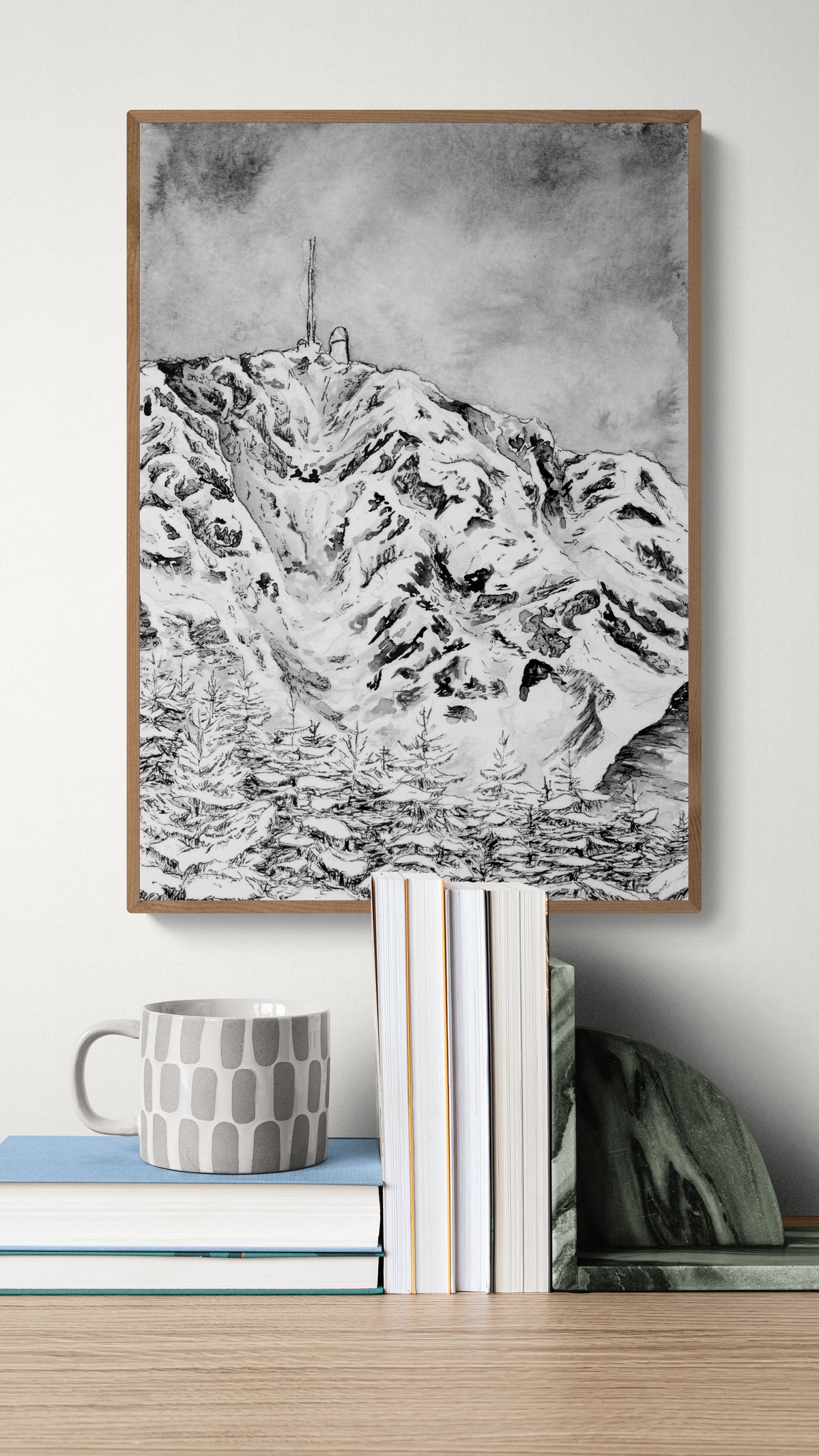 Peinture du Pic du Midi de Bigorre et de sa forêt, affiché au dessus de livres,  tirage fine art qualité muséale, art pour les amoureux de la nature, montagne noir et blanc, idée cadeau Pyrénées