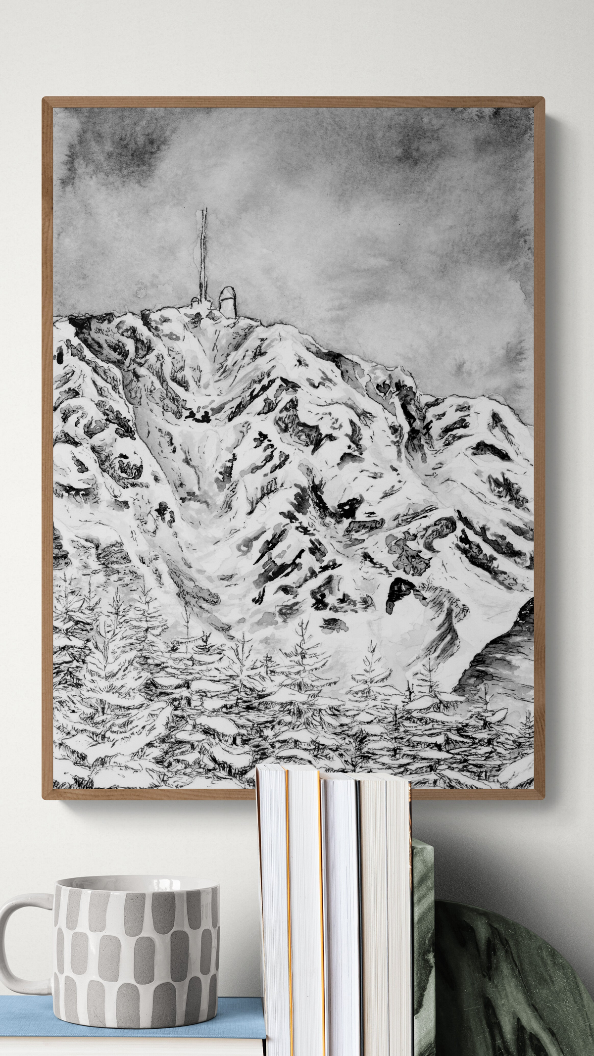 Pic du Midi de Bigorre au format A4 encadré au dessus de livres et d'une tasse 