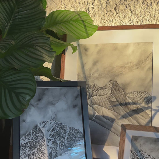vidéo présentant les deux peintures du pic du midi de bigote et le tourmalet encadrées 