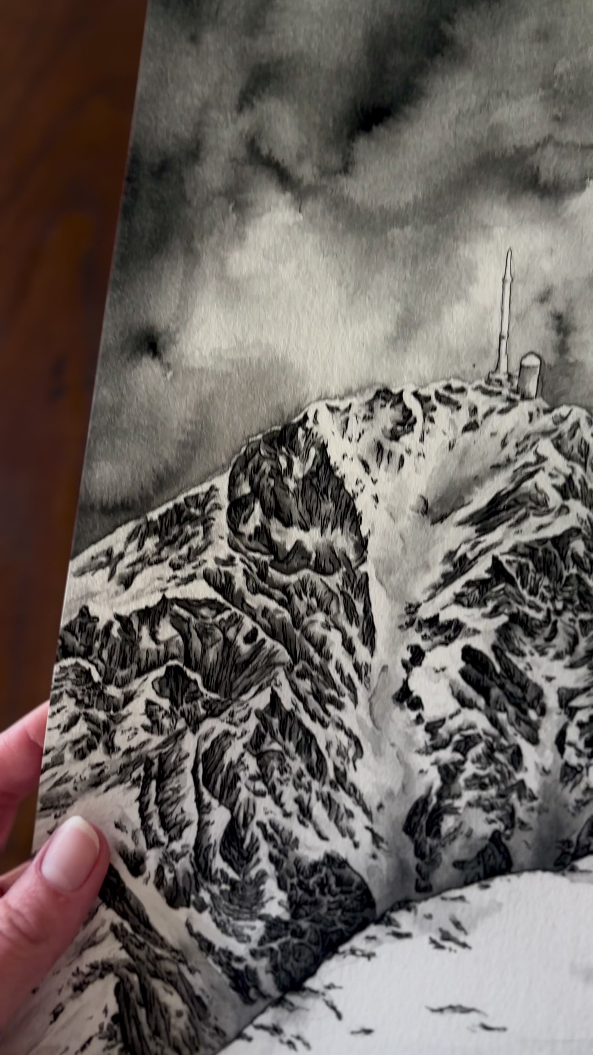 Vidéo des tirages d art de la peinture du pic du midi de Bigorre sous la neige au format A4 et A pour montrer le rendu réel des peintures, la différence de format et de la qualité de l'impression artisanale 