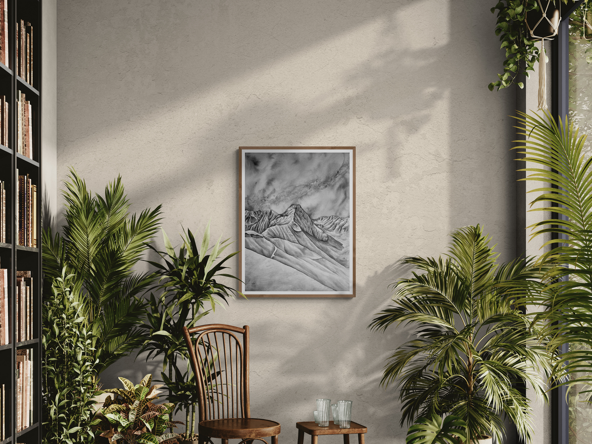 Peinture du col et de la montagne du tourmalet en noir et blanc à l encre de chine, peinture Pyrénées dans un cadre en bois, affiché dans salon avec des plantes,  tirage fine art qualité muséale, art pour les amoureux de la nature, montagne noir et blanc, idée cadeau de Noel nature