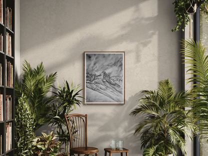 Peinture du col et de la montagne du tourmalet en noir et blanc à l encre de chine, peinture Pyrénées dans un cadre en bois, affiché dans salon avec des plantes,  tirage fine art qualité muséale, art pour les amoureux de la nature, montagne noir et blanc, idée cadeau de Noel nature