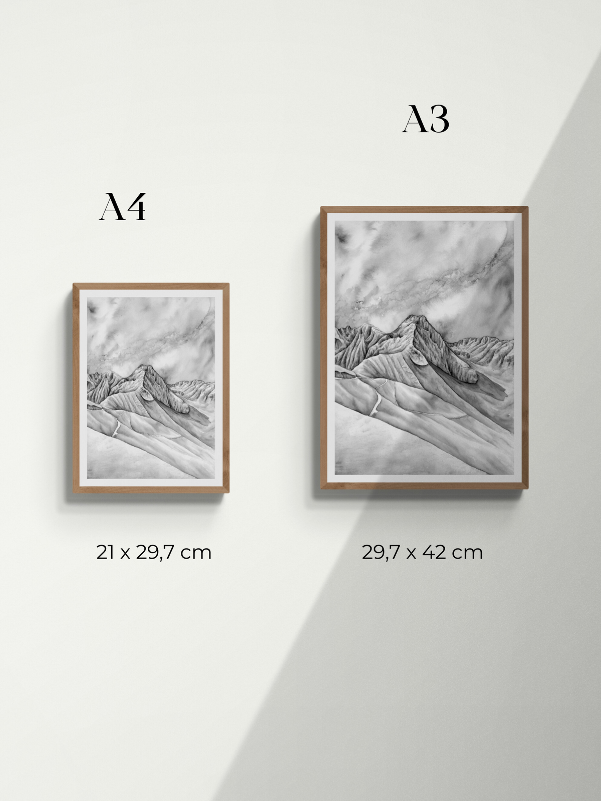 Tirage d art du Tourmalet sommet emblématique des Pyrénées au format A4 ou A3, les deux reproductions sont affichées sur un mur avec un comparatif des tailles