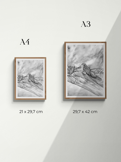 Tirage d art du Tourmalet sommet emblématique des Pyrénées au format A4 ou A3, les deux reproductions sont affichées sur un mur avec un comparatif des tailles
