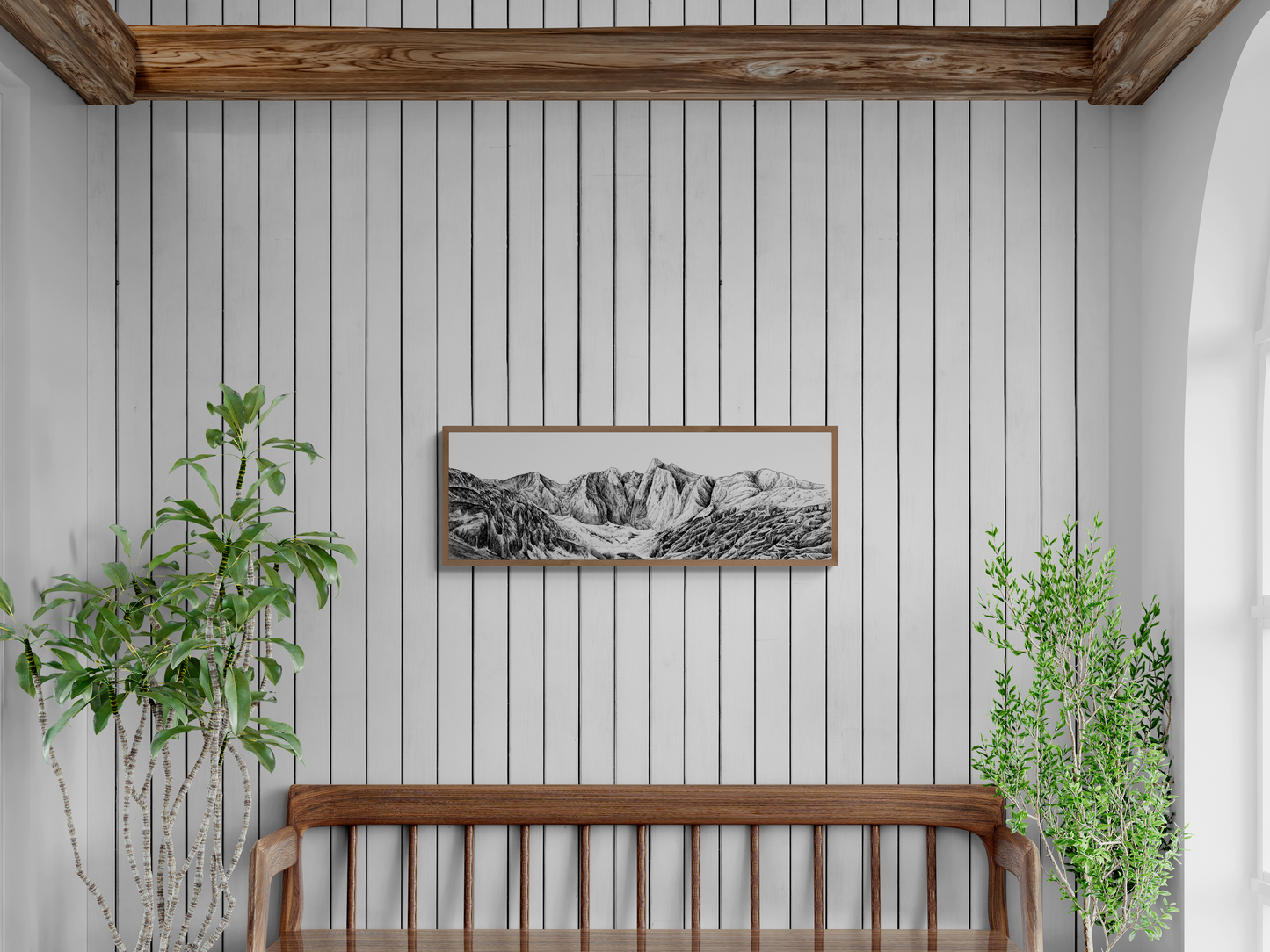 Peinture du Vignemale au format 20 par 60 cm encadré dans un cadre en bois au dessus d’un banc en bois naturel dans une entrée au style épuré et naturel.
Un morceau des Pyrénées chez soi