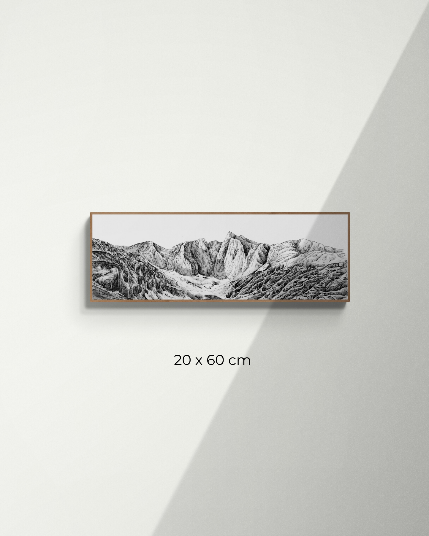 Tirage d art du Vignemale dans les Pyrénées au format panoramique de 20 par 60 cm, la reproduction en tant que tirage d art est affichée sur un mur avec la description des tailles.