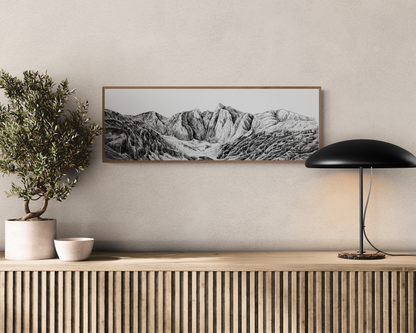 Peinture du Vignemale, sommet emblématique des Pyrénées en noir et blanc à l encre de chine, peinture Pyrénées dans un cadre en bois, affiché dans salon avec des plantes et une lumière de table,  tirage fine art qualité muséale, art pour les amoureux de la nature, montagne noir et blanc, idée de cadeau pour les amoureux de la nature et des Pyrénées, idée cadeau de Noel, saint Valentin, anniversaire